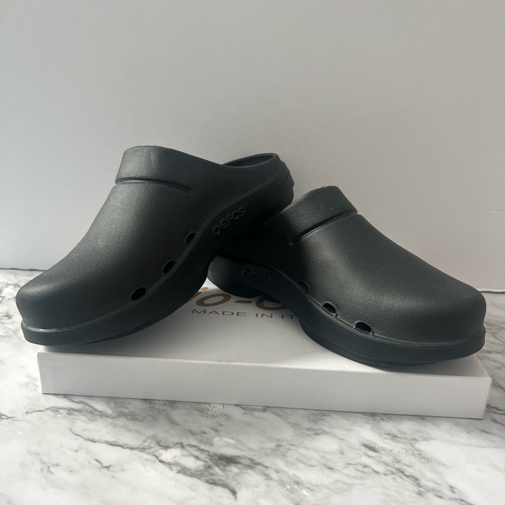 New without box OOFOS OOCLOOG Clog.  Mens size 7 woman’s size 9/EU40